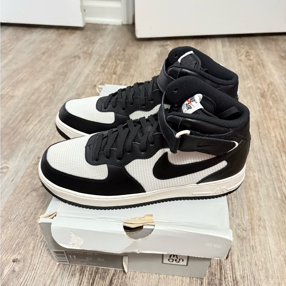 Nike Air Force 1 Black and White - Picture 2 of 4